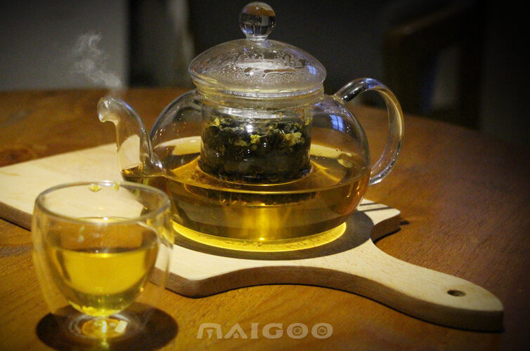 烏龍茶茶壺和茶杯