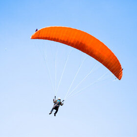 藍天高空滑翔傘跳傘飛翔